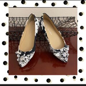 CL BY LAUNDRY White and Black design a bow with a beautiful buckle on top 5 1/2M